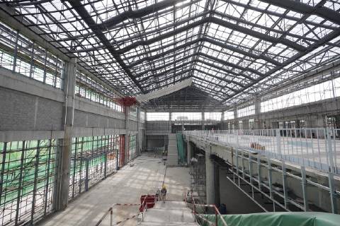 China, Bau des Bahnhofs Zhangjiakou im Vorfeld der olympischen Spiele 2022 (190530) -- XUANHUA, May 30, 2019 (Xinhua) -- Constructors work at the Xuanhua North Station of the Beijing-Zhangjiakou high-speed railway in Xuanhua District of Zhangjiakou City, north China s Hebei Province. The main construction work of the Xuanhua Station has come to an end and decoration work is under way. (Xinhua Xing Guangli) CHINA-HEBEI-BEIJING-ZHANGJIAKOU RAILWAY-XUANHUA STATION-CONSTRUCTION (CN)