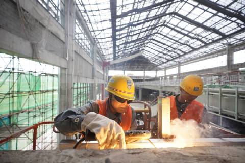 China, Bau des Bahnhofs Zhangjiakou im Vorfeld der olympischen Spiele 2022 (190530) -- XUANHUA, May 30, 2019 (Xinhua) -- Constructors work at the Xuanhua North Station of the Beijing-Zhangjiakou high-speed railway in Xuanhua District of Zhangjiakou City, north China s Hebei Province. The main construction work of the Xuanhua Station has come to an end and decoration work is under way. (Xinhua Xing Guangli) CHINA-HEBEI-BEIJING-ZHANGJIAKOU RAILWAY-XUANHUA STATION-CONSTRUCTION (CN)