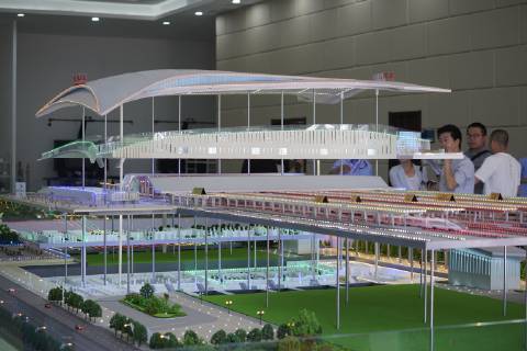 China, Bau des Bahnhofs Zhangjiakou im Vorfeld der olympischen Spiele 2022 (190530) -- ZHANGJIAKOU, May 30, 2019 (Xinhua) -- Photo taken on May 30, 2019 shows the model of the Zhangjiakou Station of the Beijing-Zhangjiakou high-speed railway in Zhangjiakou, north China s Hebei Province. The main structure of the Zhangjiakou Station has been basically completed. (Xinhua Xing Guangli) CHINA-HEBEI-BEIJING-ZHANGJIAKOU RAILWAY-CONSTRUCTION (CN)