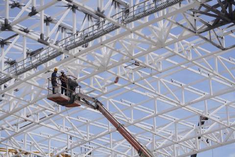 China, Bau des Bahnhofs Zhangjiakou im Vorfeld der olympischen Spiele 2022 (190530) -- ZHANGJIAKOU, May 30, 2019 (Xinhua) -- Workers are seen at the construction site of the Zhangjiakou Station of the Beijing-Zhangjiakou high-speed railway in Zhangjiakou, north China s Hebei Province, May 30, 2019. The main structure of the Zhangjiakou Station has been basically completed. (Xinhua Xing Guangli) CHINA-HEBEI-BEIJING-ZHANGJIAKOU RAILWAY-CONSTRUCTION (CN)