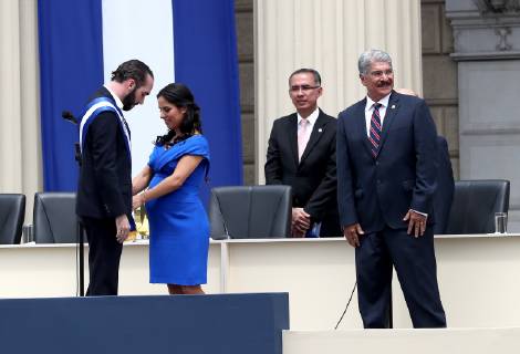 Gabriela Rodrguez 2l Accommodates The Presidential Band Of Her Husband Entrepreneur Nayib Bukele L