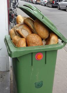 Altes Brot befindet sich in einer Mülltonne vor einer Bäckerei in Antwerpen, Belgien. Ñ Old loafs of bread have been put into garbage cans in front of a bakery in Antwerp, Belgium. Ñ Photo: Hans-Martin Issler isslerimages