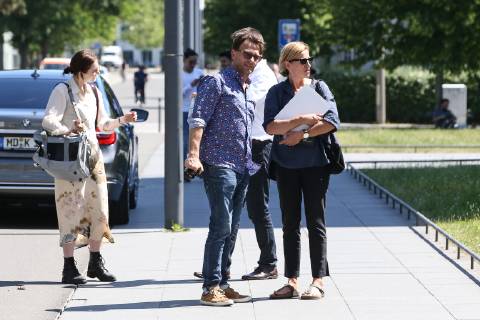 Actor Thomas Kretschmann on the Bauhaus campus with his daughter Stella Kunkat Press date Re-enactment of the historical Bauhaus photo, the so-called canteen photo at the Bauhaus in Dessau is re-enacted at the original location, it shows ten Bauhaus pupils in front of the canteen of the Bauhaus