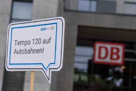 Berlin, Demo of the VCD StopptDenStraßentod Deutschland, Berlin 14 06 2019 Under the motto StopptDenStraßentod, the Verkehrsclub Deutschland e VCD organized a demonstration from the Nordbahnhof to the Bundesverkehrsministerium with about one hundred participants The picture shows a sign with a speed of 120 km h on motorways and the DB logo Berlin Berlin Deutschland