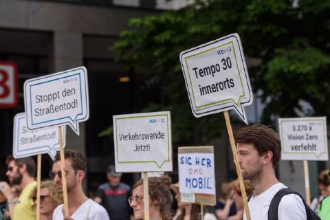 Berlin, Demo of the VCD StopptDenStraßentod Deutschland, Berlin 14 06 2019 Under the motto StopptDenStraßentod the Verkehrsclub Deutschland e VCD organized a demonstration from the Nordbahnhof to the Bundesverkehrsministerium with about one hundred participants In the picture there are participants with signs with speed limits of 30 km h in urban areas, traffic turnaround now and stop road death Berlin Berlin Germany