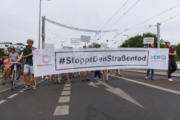 Berlin, Demo of the VCD StopptDenStraßenentod Deutschland, Berlin 14 06 2019 Under the motto StopptDenStraßenentod, the Verkehrsclub Deutschland e VCD organized a demonstration from the Nordbahnhof to the Bundesverkehrsministerium with about one hundred participants In the picture, the front banner with Stoppt den Straßenentod can be seen Berlin Berlin Deutschland