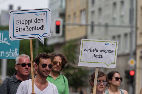 Berlin, Demo of the VCD StopptDenStraßentod Deutschland, Berlin 14 06 2019 Under the motto StopptDenStraßentod, the Verkehrsclub Deutschland e VCD organized a demonstration from the Nordbahnhof to the Bundesverkehrsministerium with about one hundred participants In the picture, participants with a sign with a stop are now to be seen Berlin Berlin Germany
