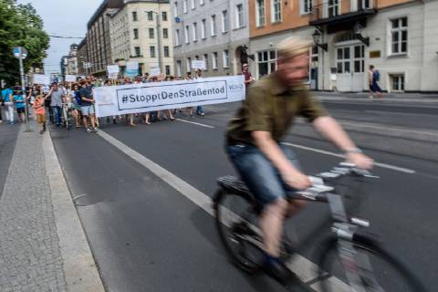 Berlin, Demo of the VCD StopptDenStraßentod Deutschland, Berlin 14 06 2019 Under the motto StopptDenStraßentod the Verkehrsclub Deutschland e VCD organized a demonstration from the Nordbahnhof to the Bundesverkehrsministerium with about one hundred participants The picture shows a cyclist in front of the demo Berlin Berlin Germany