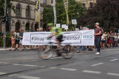Berlin, Demo of the VCD StopptDenStraßentod Deutschland, Berlin 14 06 2019 Under the motto StopptDenStraßentod the Verkehrsclub Deutschland e VCD organized a demonstration from the Nordbahnhof to the Bundesverkehrsministerium with about one hundred participants The picture shows a cyclist in front of the demo Berlin Berlin Germany