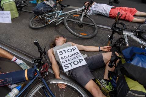 Berlin, Demo of the VCD StopptDenStraßentod Deutschland, Berlin 14 06 2019 Under the motto StopptDenStraßentod, the Verkehrsclub Deutschland e VCD organized a demonstration from the Nordbahnhof to the Bundesverkehrsministerium with about one hundred participants In the picture, participants lie on the ground with a sign with Stop killing cyclists stop Berlin Berlin Germany