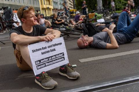 Berlin, Demo of the VCD StopptDenStraßentod Deutschland, Berlin 14 06 2019 Under the motto StopptDenStraßentod Deutschland the Verkehrsclub Deutschland e VCD organized a demonstration from the Nordbahnhof to the Bundesverkehrsministerium with about one hundred participants The picture shows a participant with a sign with safe bicycle paths costing money Another as before costs human lives Berlin Berlin Germany