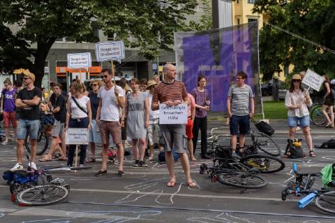Berlin, Demo of the VCD StopptDenStraßentod Deutschland, Berlin 14 06 2019 Under the motto StopptDenStraßentod the Verkehrsclub Deutschland e VCD organized a demonstration from the Nordbahnhof to the Bundesverkehrsministerium with about one hundred participants The picture shows participants with signs Berlin Berlin Germany