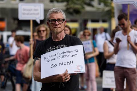 Berlin, Demo of the VCD StopptDenStraßentod Deutschland, Berlin 14 06 2019 Under the motto StopptDenStraßentod the Verkehrsclub Deutschland e VCD organized a demonstration from the Nordbahnhof to the Bundesverkehrsministerium with about one hundred participants In the picture there is a participant with a sign with safe cycle paths for 10 to 80 year olds So not to be seen Berlin Berlin Deutschland