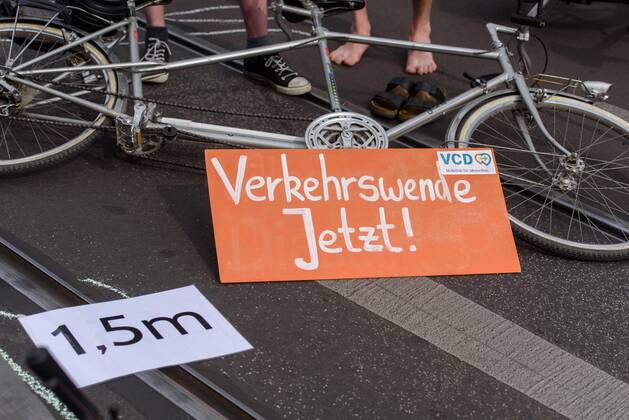 Berlin, Demo of the VCD StopptDenStraßentod Deutschland, Berlin 14 06 2019 Under the motto StopptDenStraßentod the Verkehrsclub Deutschland e VCD organized a demonstration from the Nordbahnhof to the Bundesverkehrsministerium Im Bild lie auf dem Boden Berlin Berlin Deutschland with about one hundred participants