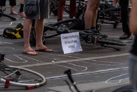 Berlin, Demo of the VCD StopptDenStraßentod Deutschland, Berlin 14 06 2019 Under the motto StopptDenStraßentod the Verkehrsclub Deutschland e VCD organized a demonstration from the Nordbahnhof to the Bundesverkehrsministerium with about one hundred participants In the picture there is a sign on the floor with injured people need help Berlin Berlin Germany