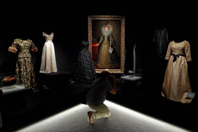 Entertainment Themen der Woche KW25 Entertainment Bilder des Tages Dresses designed by Cristobal Balenciaga are shown at the exhibition Balenciaga and Spanish Painting in the Thyssen-Bornemisza Museum in Madrid, Spain, 17 June 2019. The exhibition is a tribute to the Spanish designer, by connecting his work with the 16th-20th Spanish painting. The exhibition will be open to public from 18 June to 22 September 2019. Balenciaga and Spanish Painting !ACHTUNG: NUR REDAKTIONELLE NUTZUNG!  Copyright: xEmilioxNaranjox GRAF9723 20190617-636963790898744034