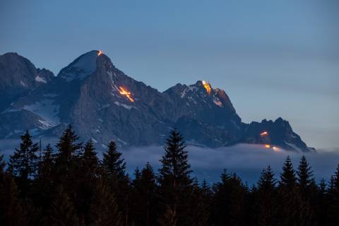 Johannifeuer on the Bavarian alpine peaks 23 06 2019, Krün Bavaria So-called Johannifeuer burn on the mountain peaks of the Wetterstein massif in Werdenfelser Land at the summer solstice, Krün Germany
