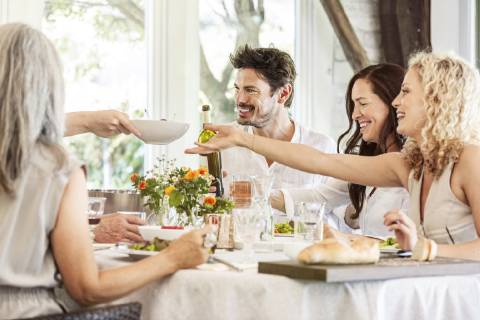 Hapüpy family celebrating together, clinking glasses model released Symbolfoto property released  PESF01594