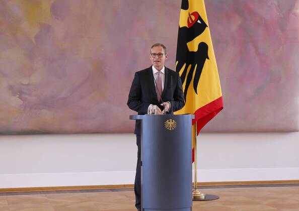 1 Vice-President of the Bundesrat, Michael Müller, Germany, Berlin, Schloss Bellevue, participation of Chancellor Merkel in the handing over of the certificate of dismissal from her office to the Federal Minister of Defence, Ursula von der Leyen, and the handing over of the certificate of appointment to Annegret Kramp Karrenbauer as Federal Minister of Defence by the 1 Vice-President of the Bundesrat, Michael Mül