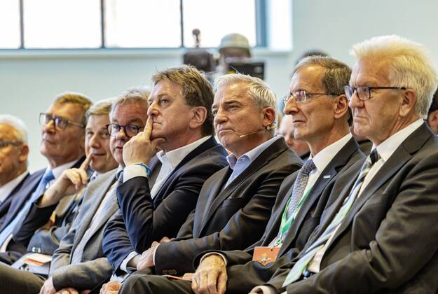 DEU, Deutschland, Baden-Württemberg, Tuttlingen, 19.07.2019: Von rechts Ministerpräsident Winfried Kretschmann, Joachim Schulz (Vorstandsvorsitzender Aesculap AG), Thomas Strobl (Minister für Inneres und Digitalisierung BW), Manne Lucha MdL (Minister für Soziales und Gesundheit BW), Guido Wolf MdL (Minister für Justiz und Europaangelegenheiten BW), Stefan Bär (Landrat Landkreis Tuttlingen), Michael Beck (Oberbürgermeister Tuttlingen). digital@bw Festival Zukunft Gesundheit Digital in Tuttlingen. Am Weltzentrum der Medizintechnik thematisiert die baden-württembergische Landesregierung den Gesundheitsbereich. Digitalisierung ist ein Schwerpunk der aktuellen Legislaturperiode mit Investitionen im Umfang von rund einer Milliarde Euro. Ziel ist es, Baden-Württemberg als Leitregion des Digitalen Wandels in Europa zu position