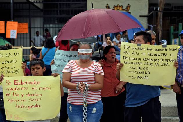 July 24, 2019 EUM20190724SOC07 JPG TUXTLA GUTIERREZ, Chis , Protests Protests Teachers Street vendors from the municipality of Mezcalapa demonstrated in front of the State Government Palace, due to being evicted in various places where they sold fruits and vegetables 24 July 2019 Photo Agency EL UNIVERSAL AFBV  - ZUMAu78_ 20190724_zaf_u78_045 Copyright: xJacobxGarcoÂ­Ax