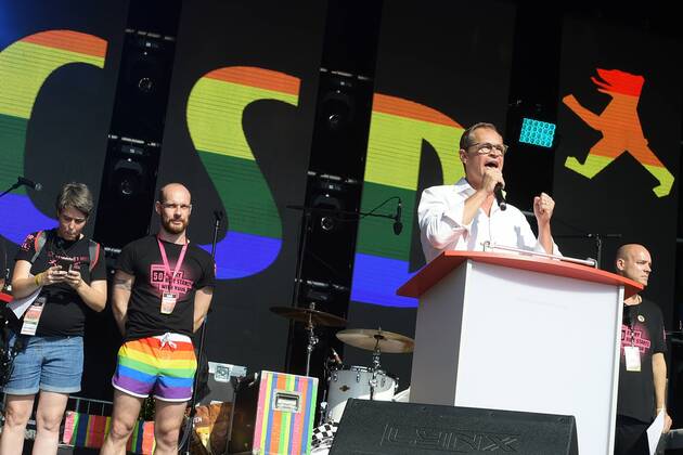 41 CSD Berlin Michael Mueller, Reg Buergerm Stuart Milk Human Rights Defender left at 41 CSD Berlin at the Brandenburg Gate for the closing rally of Christopher Street Day in Berlin on 27 07 2019 photopress müller