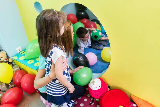 IMAGO Creative: Gesellschaft, Integration Caring teacher guiding a shy pre-school girl during playtime ,model released, Symbolfoto  Copyright: xKzenonx Panthermedia25861748