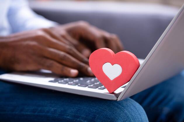  Heartshape On Keypad While Man Using Laptop ,model released, Symbolfoto  Copyright: xAndreyPopovx Panthermedia25994165