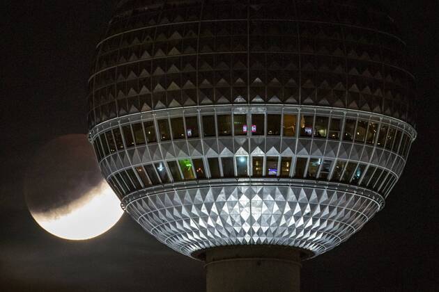 19 Partial shadow eclipse of the moon next to the sphere of the Berlin TV tower on 16 07 19, Feature, Weather Berlin Germany, Germany Copyright: xPOP-EYEx xBenxKriemannx POPEYEMond10115808