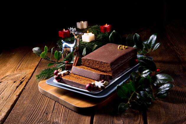  Tasty Chocolate gingerbread with plum jam filling  Copyright: xDar1930x Panthermedia26082772