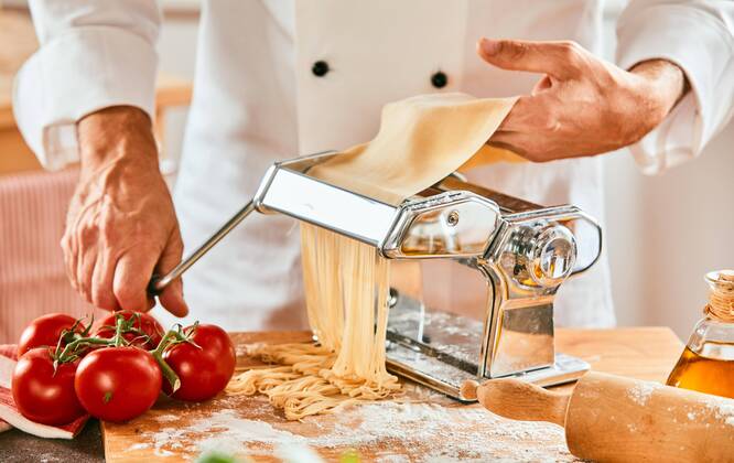  Italian chef making homemade spaghetti pasta  Copyright: xfoodandmorex Panthermedia26156024