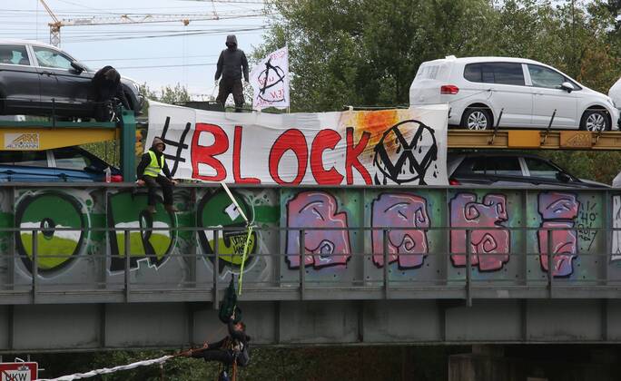 Fallersleben Lower Saxony protest action, demonstration, demonstration of activists of the traffic turn on the railway bridge at the Tappenbecker Landstraße over the Mittellandkanal, picture shows railway bridge with posters
