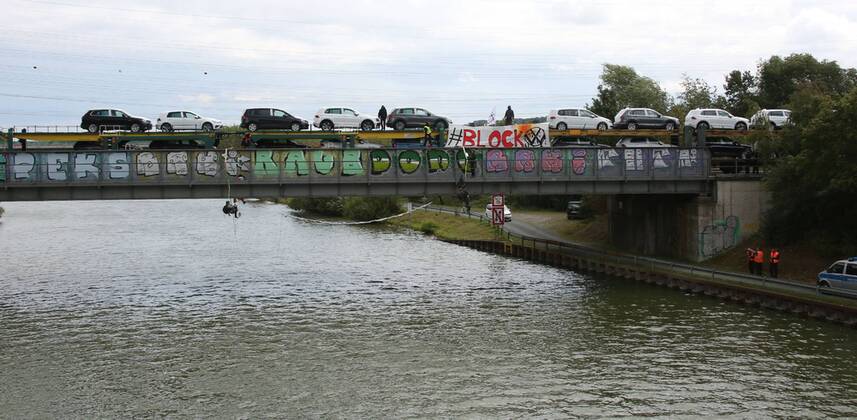 Fallersleben Lower Saxony protest action, demonstration, demonstration of activists of the traffic turn on the railway bridge at the Tappenbecker Landstraße over the Mittellandkanal, picture shows railway bridge with posters