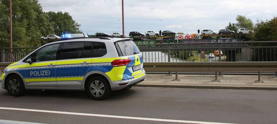 Fallersleben Lower Saxony protest action, demonstration, demonstration by activists of the traffic turn on the railway bridge at the Tappenbecker Landstraße over the Mittellandkanal, picture shows