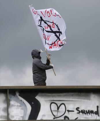 Fallersleben Lower Saxony protest action, demonstration, demonstration of activists of the traffic turn on the railway bridge at the Tappenbecker Landstraße over the Mittellandkanal, picture shows railway bridge with posters