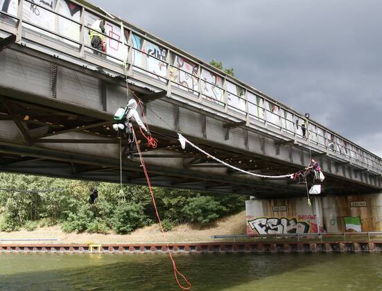 Fallersleben Lower Saxony protest action, demonstration, demonstration of activists of the traffic turn on the railway bridge at the Tappenbecker Landstraße over the Mittellandkanal, picture shows railway bridge with posters