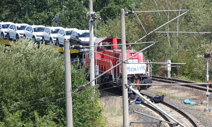Fallersleben Lower Saxony protest action, demonstration, demonstration of activists of the traffic turn on the railway bridge at the Tappenbecker Landstraße over the Mittellandkanal, picture shows activists have chained themselves to the tracks in front of the train