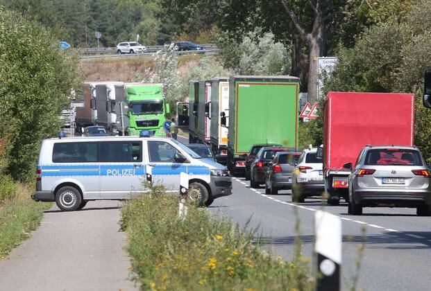Fallersleben Lower Saxony protest action, demonstration, demonstration by activists of the traffic turn on the railway bridge at the Tappenbecker Landstraße over the Mittellandkanal, picture shows traffic chaos traffic jam