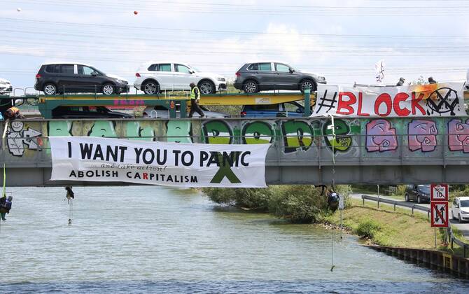 Fallersleben Lower Saxony protest action, demonstration, demonstration of activists of the traffic turn on the railway bridge at the Tappenbecker Landstraße over the Mittellandkanal, picture shows railway bridge with posters