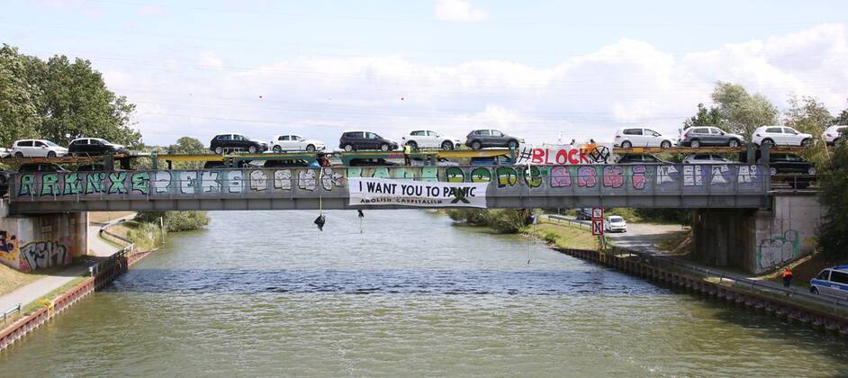 Fallersleben Lower Saxony protest action, demonstration, demonstration of activists of the traffic turn on the railway bridge at the Tappenbecker Landstraße over the Mittellandkanal, picture shows railway bridge with posters