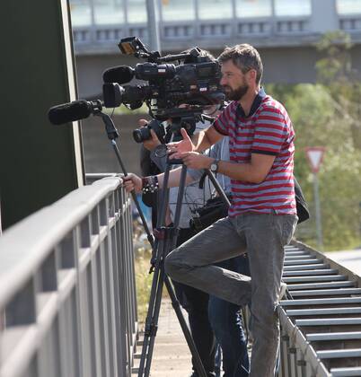 Fallersleben Lower Saxony protest action, demo, demonstration by activists of the traffic turn on the railway bridge at the Tappenbecker Landstraße over the Mittellandkanal, picture shows TV Team