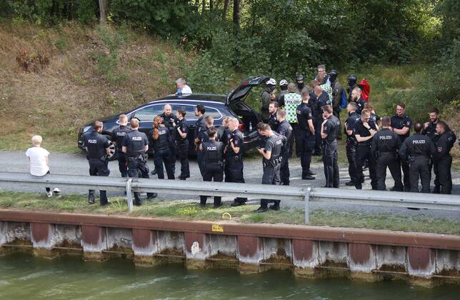 Fallersleben Lower Saxony protest action, demo, demonstration by activists of the traffic turn on the railway bridge at the Tappenbecker Landstraße over the Mittellandkanal, picture shows overview