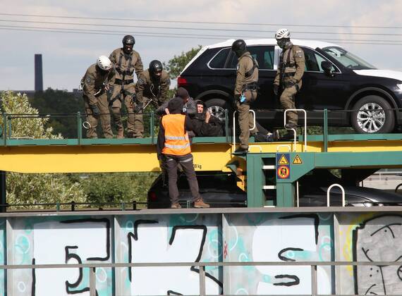 Fallersleben Lower Saxony protest action, demonstration, demonstration by activists of the traffic turn on the railway bridge at the Tappenbecker Landstraße over the Mittellandkanal, picture shows police capturing the demonstrators