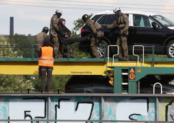 Fallersleben Lower Saxony protest action, demonstration, demonstration by activists of the traffic turn on the railway bridge at the Tappenbecker Landstraße over the Mittellandkanal, picture shows police capturing the demonstrators