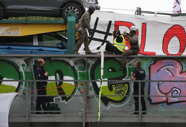 Fallersleben Lower Saxony protest action, demonstration, demonstration by activists of the traffic turn on the railway bridge at the Tappenbecker Landstraße over the Mittellandkanal, picture shows police capturing the demonstrators