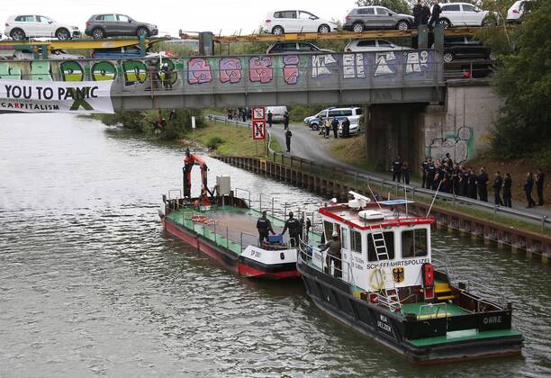 Fallersleben Lower Saxony protest action, demonstration, demonstration by activists of the traffic turn on the railway bridge at the Tappenbecker Landstraße over the Mittellandkanal, picture shows police capturing the demonstrators