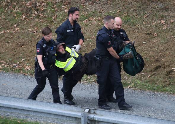 Fallersleben Lower Saxony protest action, demonstration, demonstration by activists of the traffic turn on the railway bridge at the Tappenbecker Landstraße over the Mittellandkanal, picture shows police capturing the demonstrators
