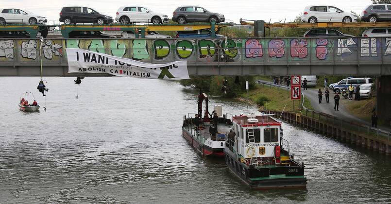 Fallersleben Lower Saxony protest action, demonstration, demonstration by activists of the traffic turn on the railway bridge at the Tappenbecker Landstraße over the Mittellandkanal, picture shows police capturing the demonstrators