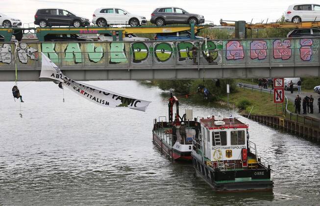 Fallersleben Lower Saxony protest action, demonstration, demonstration by activists of the traffic turn on the railway bridge at the Tappenbecker Landstraße over the Mittellandkanal, picture shows police capturing the demonstrators