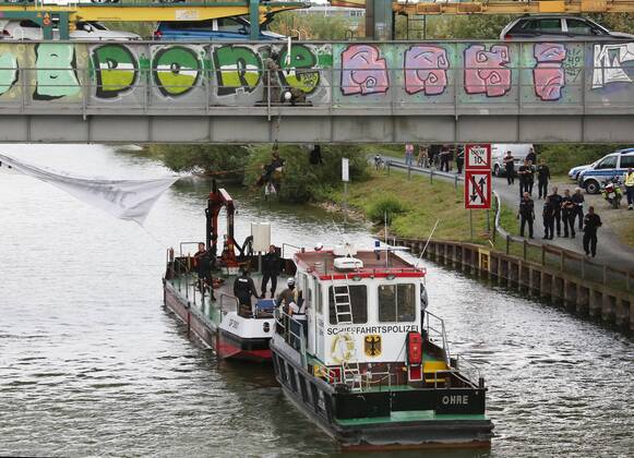 Fallersleben Lower Saxony protest action, demonstration, demonstration by activists of the traffic turn on the railway bridge at the Tappenbecker Landstraße over the Mittellandkanal, picture shows police capturing the demonstrators